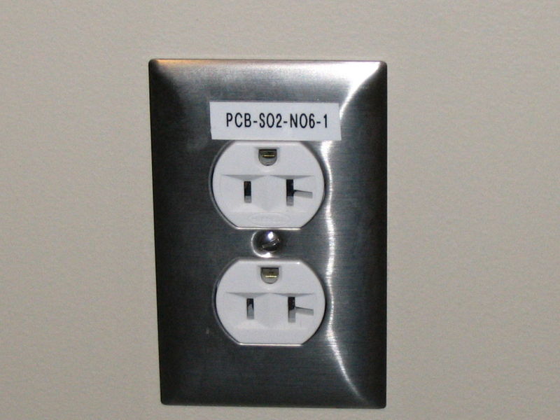800px-electrical_outlet_with_label.jpg